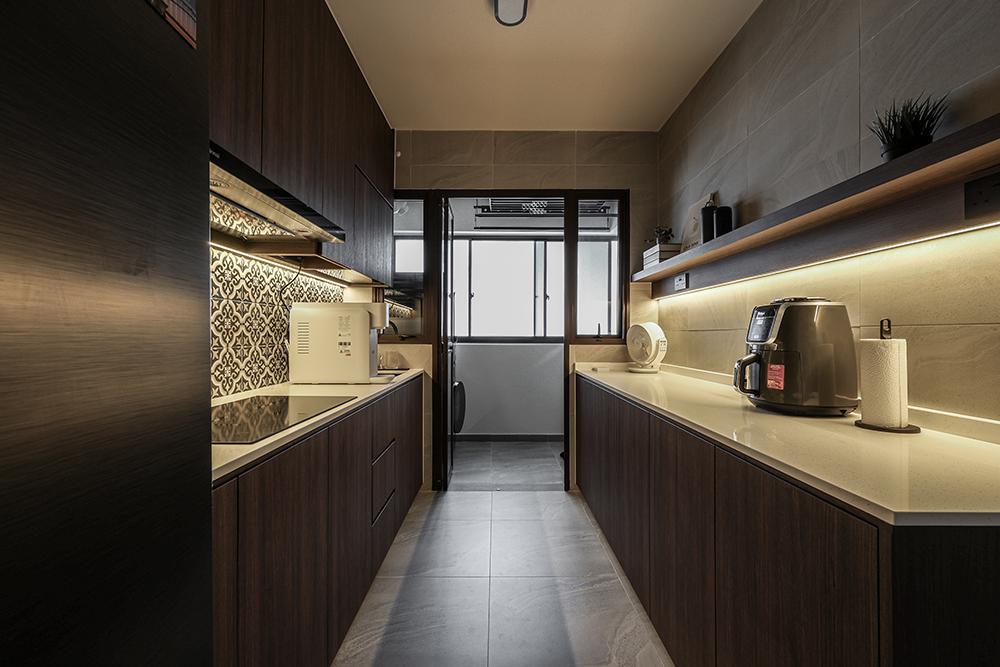 Modern Kitchen with Countertop and Homogeneous Tiles