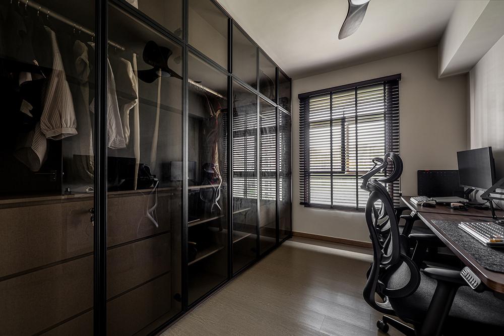Modern Walk-in Wardrobe with Vinyl Flooring and Wardrobe