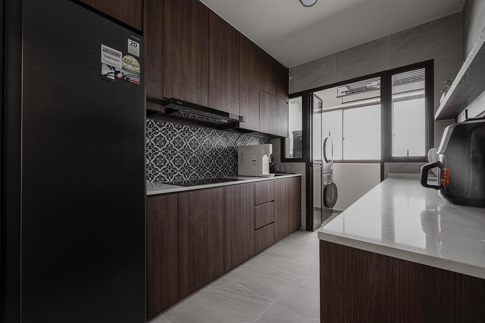 Modern Kitchen with Countertop and Homogeneous Tiles