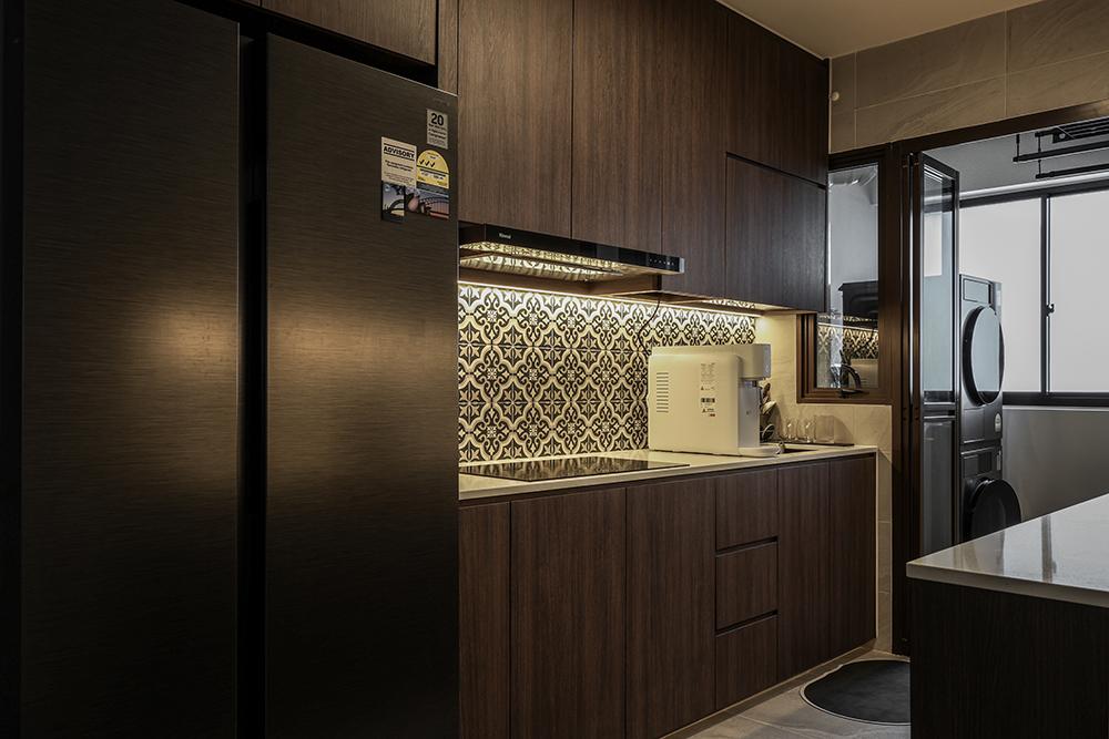 Modern Kitchen with Countertop and Homogeneous Tiles