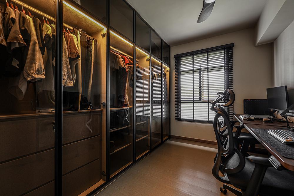 Modern Walk-in Wardrobe with Vinyl Flooring and Wardrobe