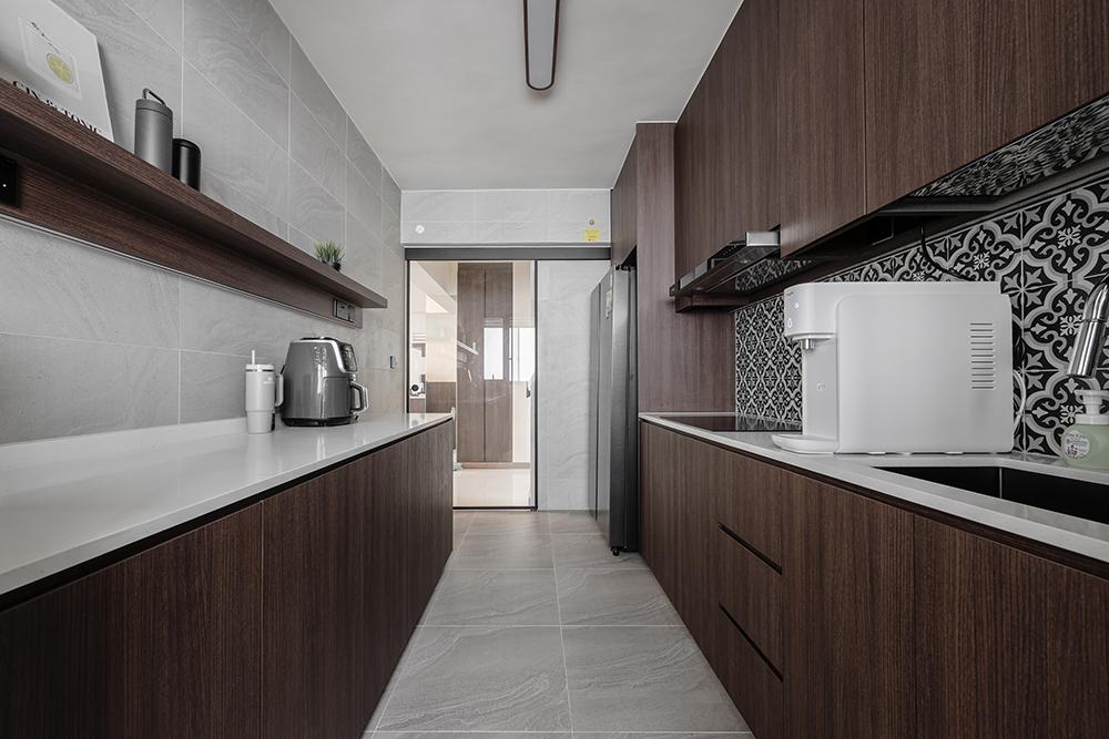 Modern Kitchen with Countertop and Homogeneous Tiles