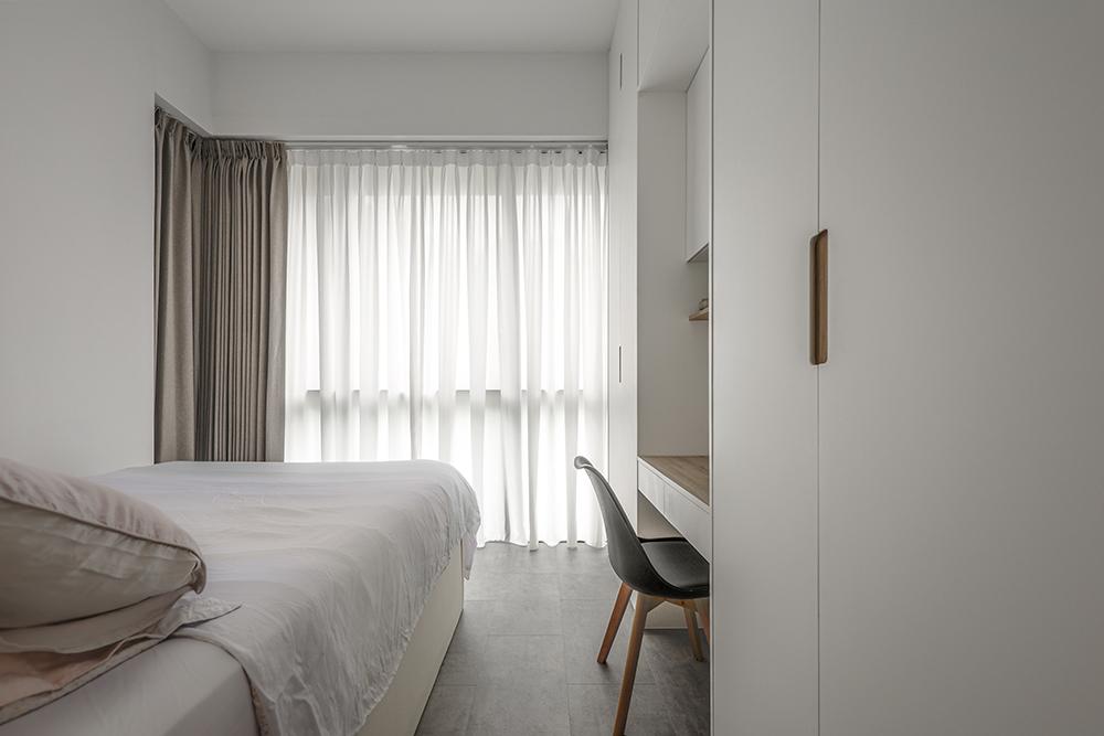 Modern Bedroom with Vinyl Flooring and Wardrobe