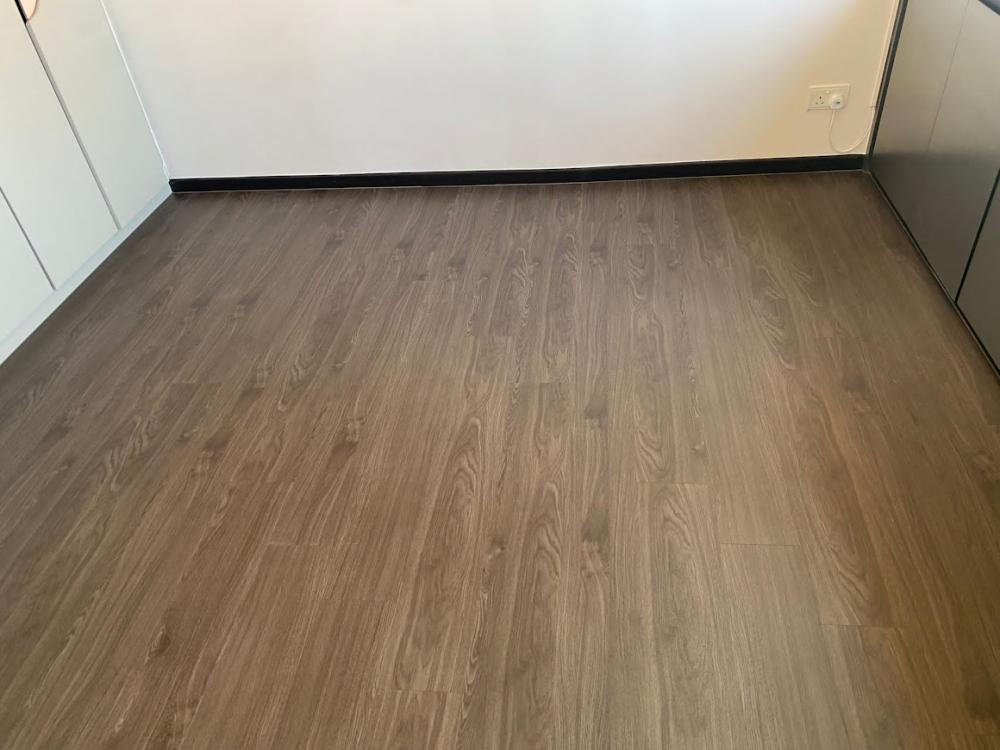 Asian Bedroom with Vinyl Flooring and Homogeneous Tiles