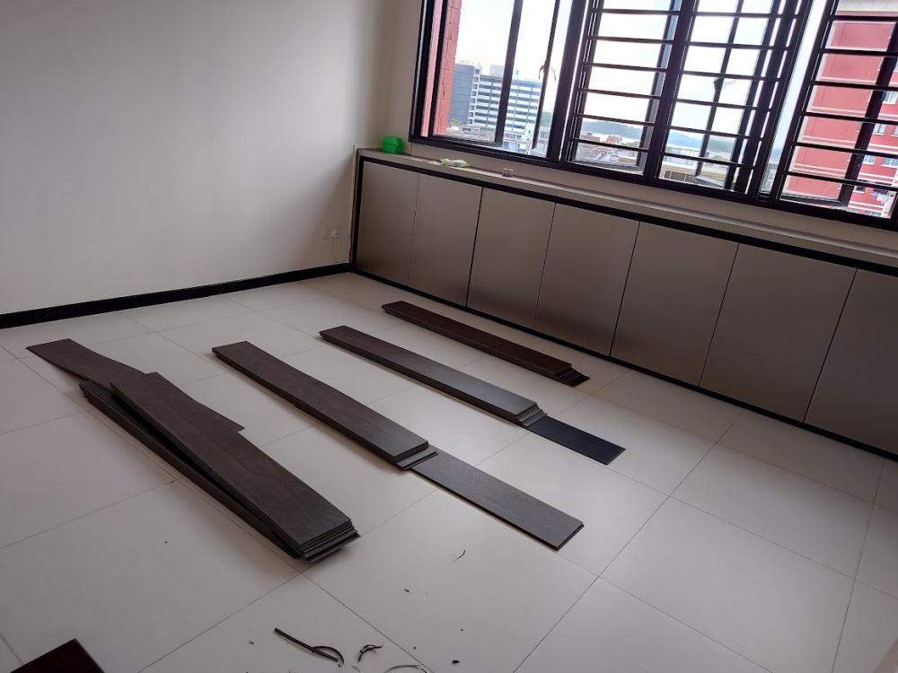 Asian Bedroom with Vinyl Flooring and Homogeneous Tiles