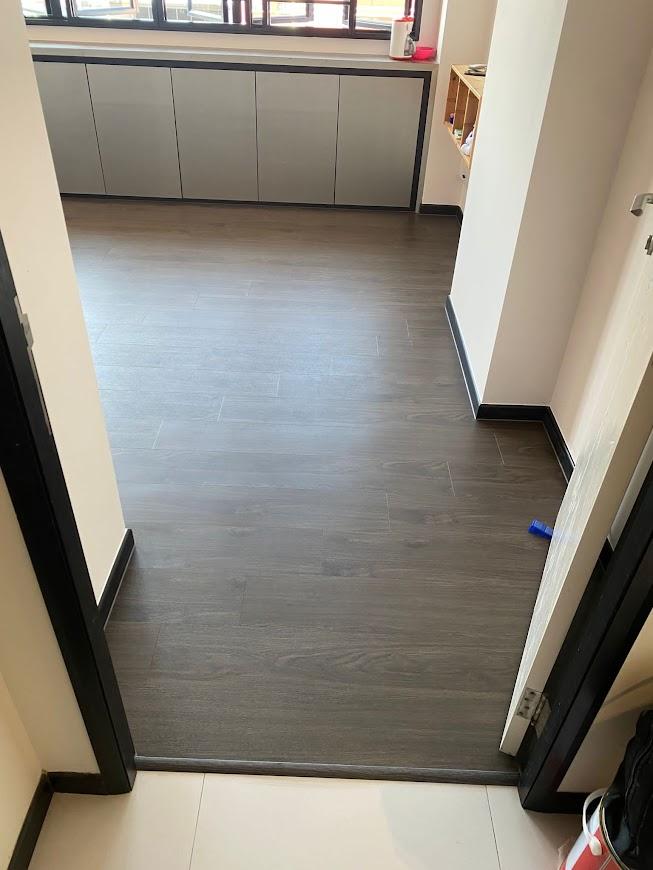 Asian Bedroom with Vinyl Flooring and Homogeneous Tiles