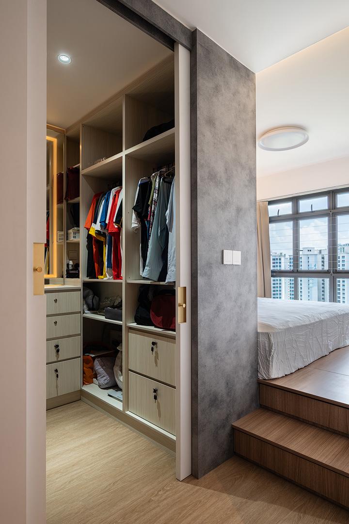 Modern Walk-in Wardrobe with Mirror and Wardrobe