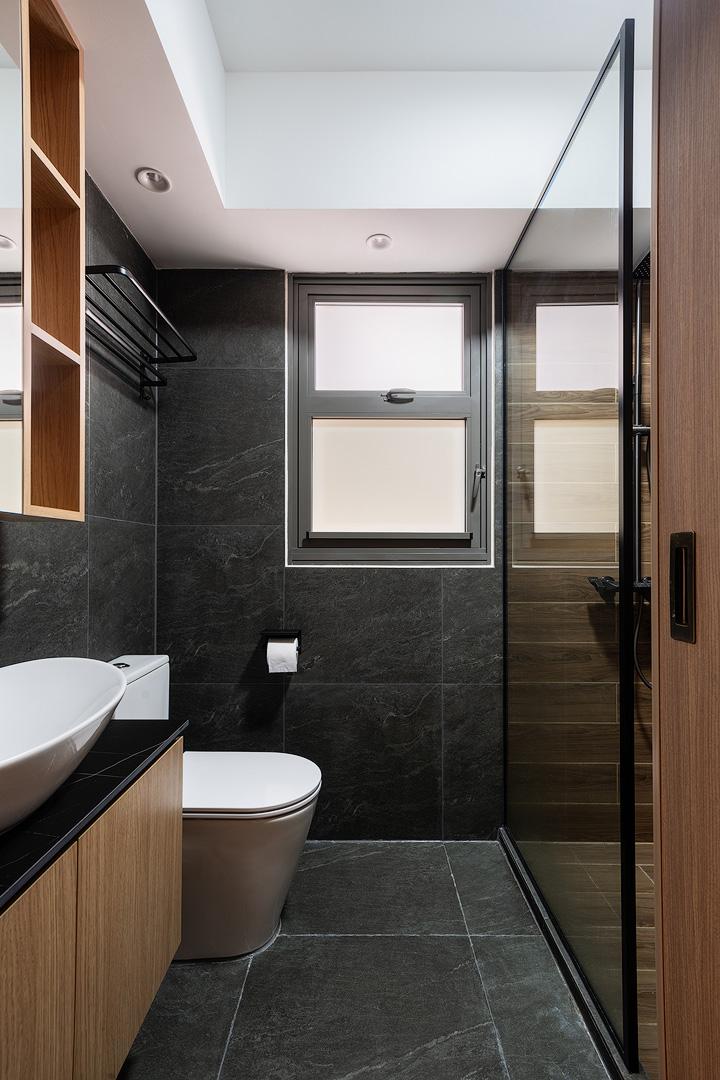 Modern Bathroom with Mirror and Rainshower