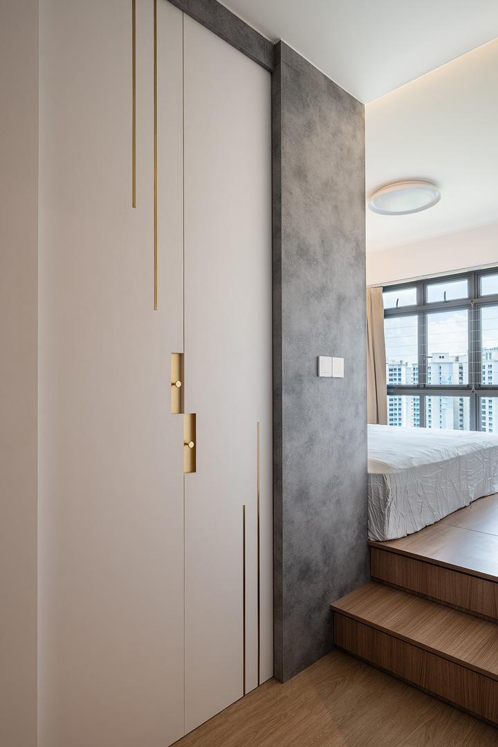 Modern Walk-in Wardrobe with Mirror and Wardrobe