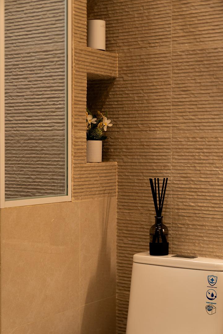Modern Bathroom with Vinyl Flooring and Homogeneous Tiles
