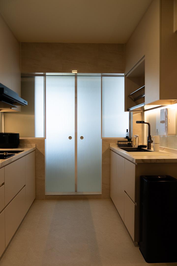Modern Kitchen with Wood Flooring and Kitchen Window