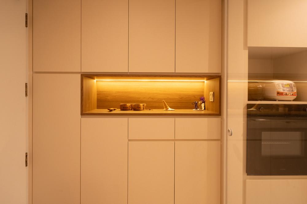 Scandinavian Entryway with Mirror and Seating Bench