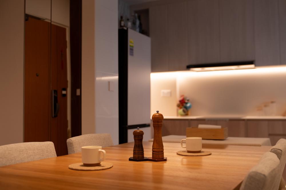 Contemporary Kitchen with Cupboard and Open Kitchen