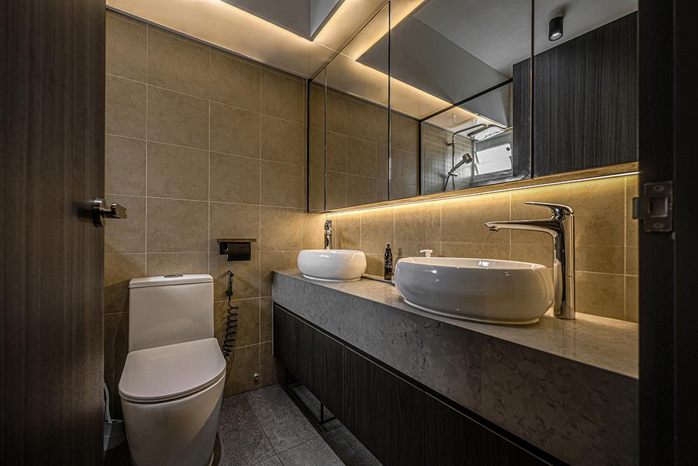 Modern Bathroom with Homogeneous Tiles and Mirror