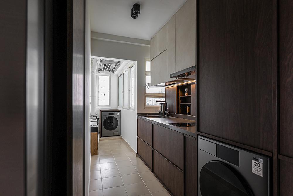 Modern Kitchen with Countertop and Homogeneous Tiles