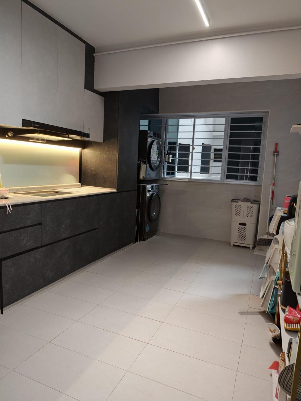 Contemporary Kitchen with Homogeneous Tiles and Kitchen Backsplash
