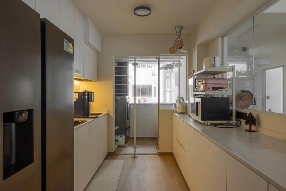 Contemporary Kitchen with Countertop and Vinyl Flooring