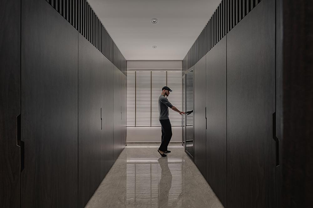 Modern Walk-in Wardrobe with Glass Door and Wardrobe