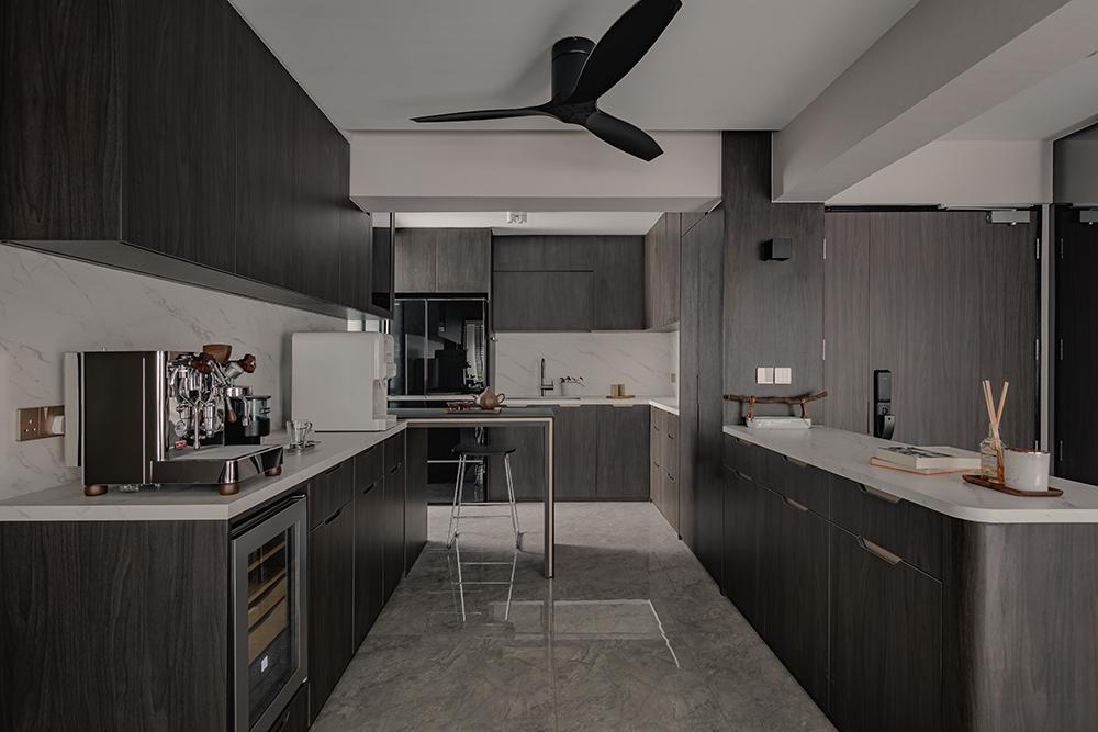 Modern Kitchen with Countertop and Homogeneous Tiles