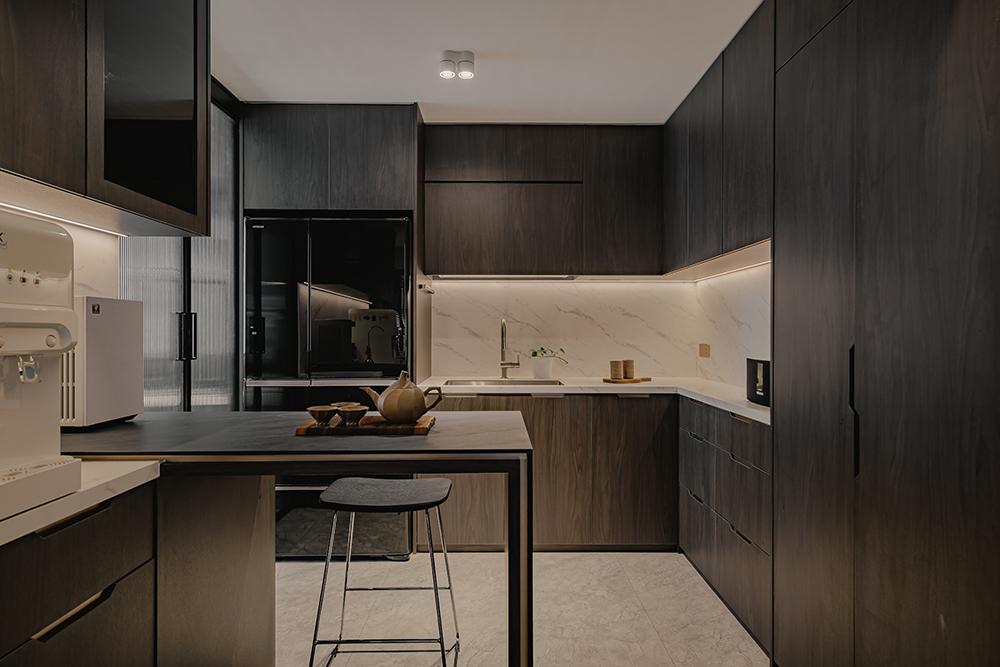 Modern Kitchen with Countertop and Kitchen Island