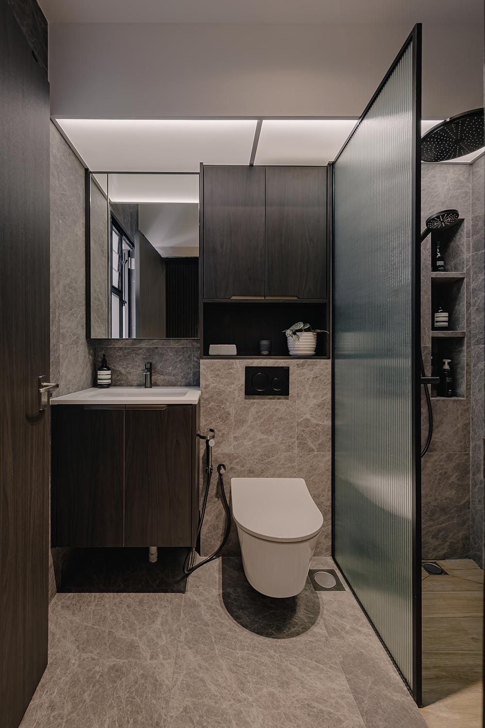 Modern Bathroom with Countertop and Homogeneous Tiles