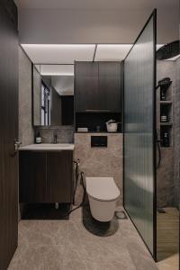 Modern Bathroom at Tampines GreenRidges