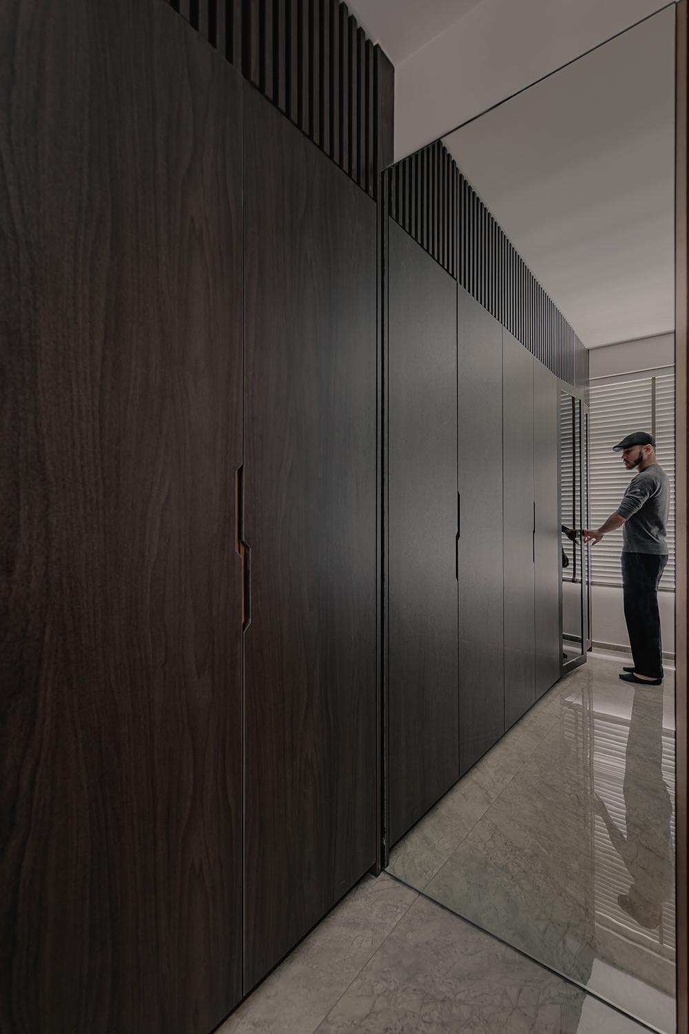 Modern Walk-in Wardrobe with Homogeneous Tiles and Mirror
