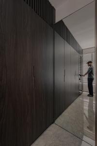 Modern Walk-in Wardrobe at Tampines GreenRidges