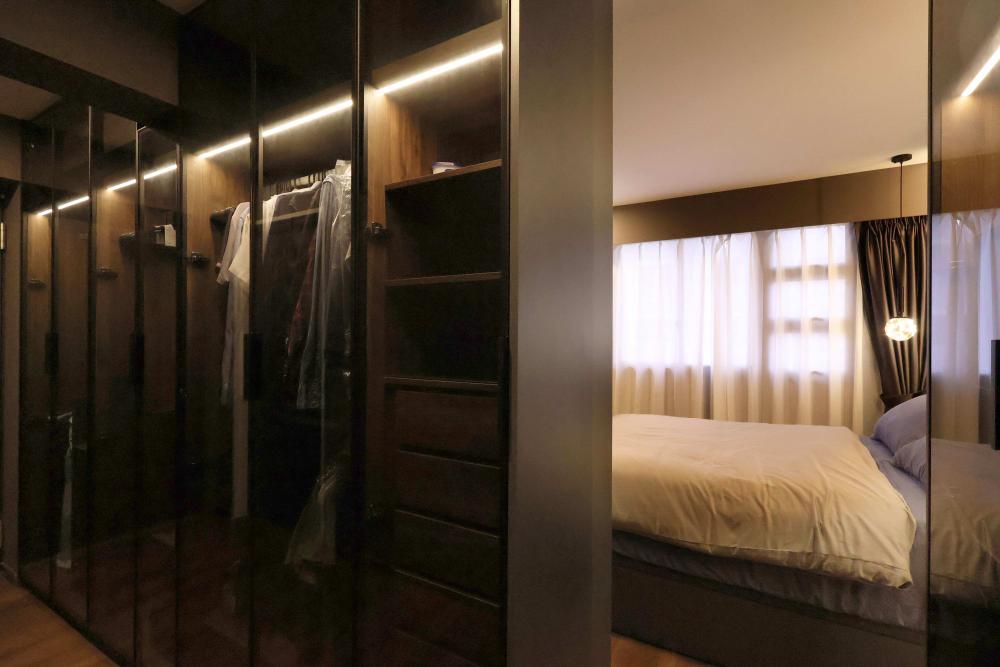 Modern Walk-in Wardrobe with Wardrobe and Small Storage