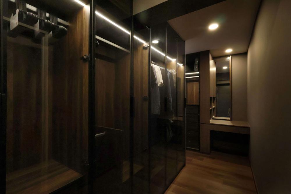 Modern Walk-in Wardrobe with Wardrobe and Small Storage