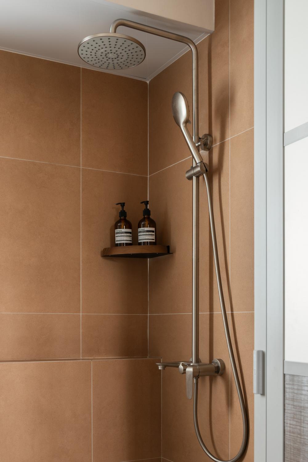 Eclectic Bathroom with Homogeneous Tiles and Rainshower