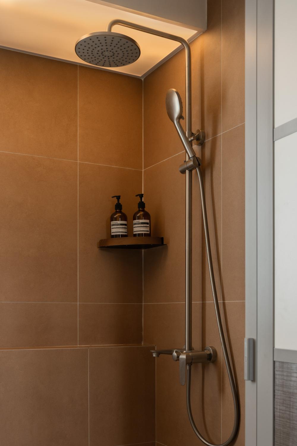 Eclectic Bathroom with Homogeneous Tiles and Rainshower