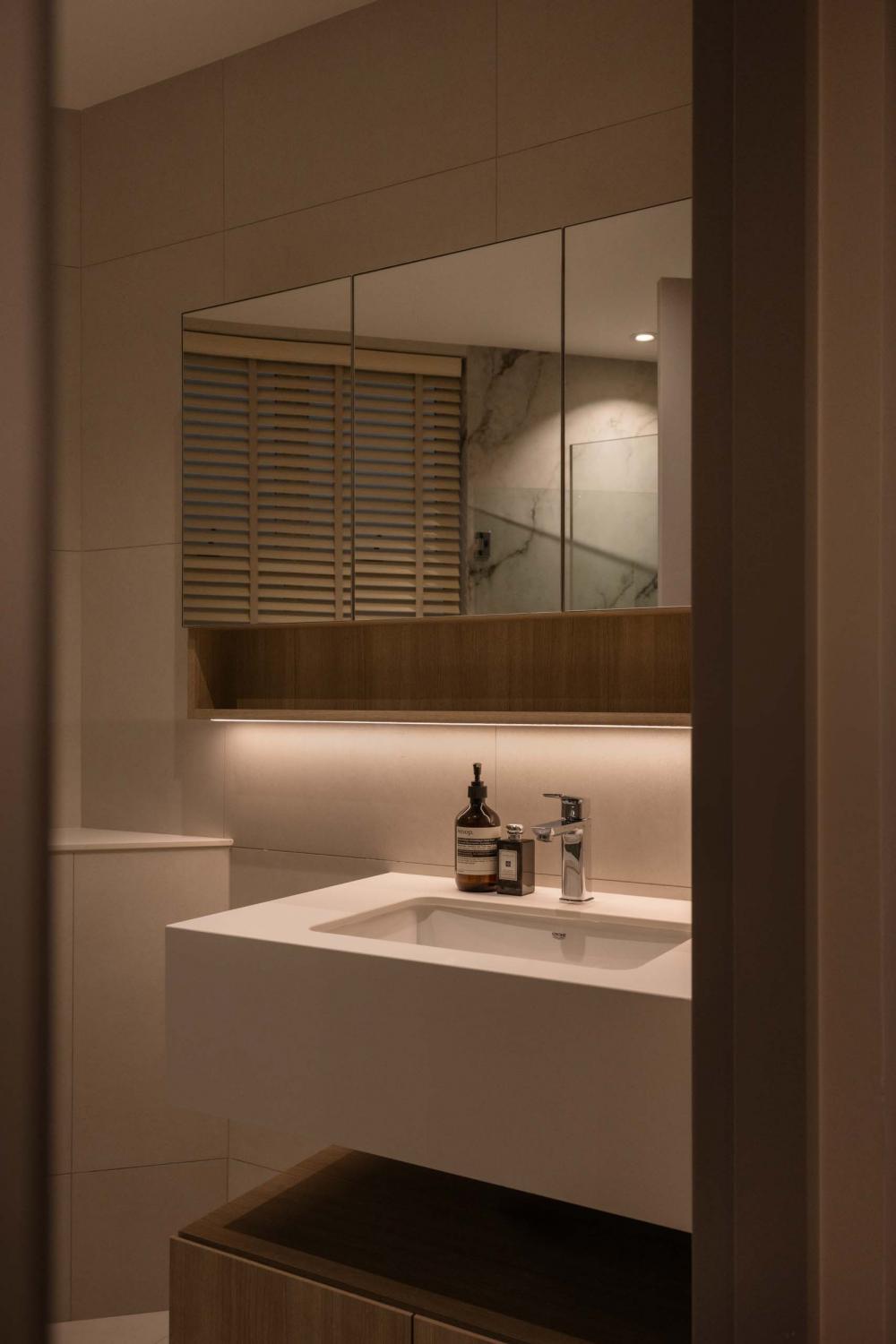 Modern Bathroom with Mirror and Bathroom Storage