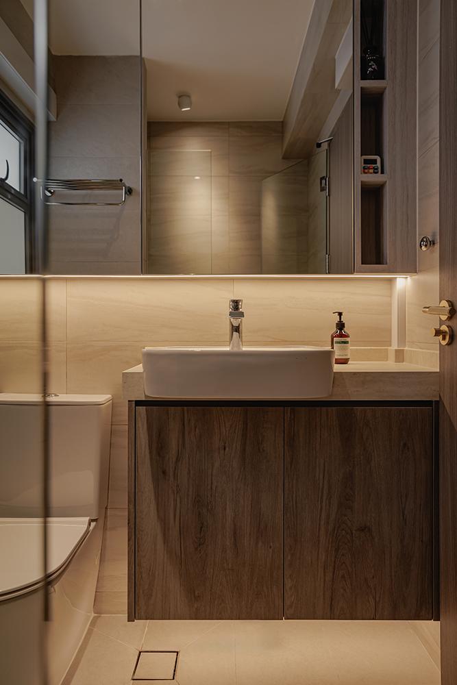 Modern Bathroom with Homogeneous Tiles and Mirror