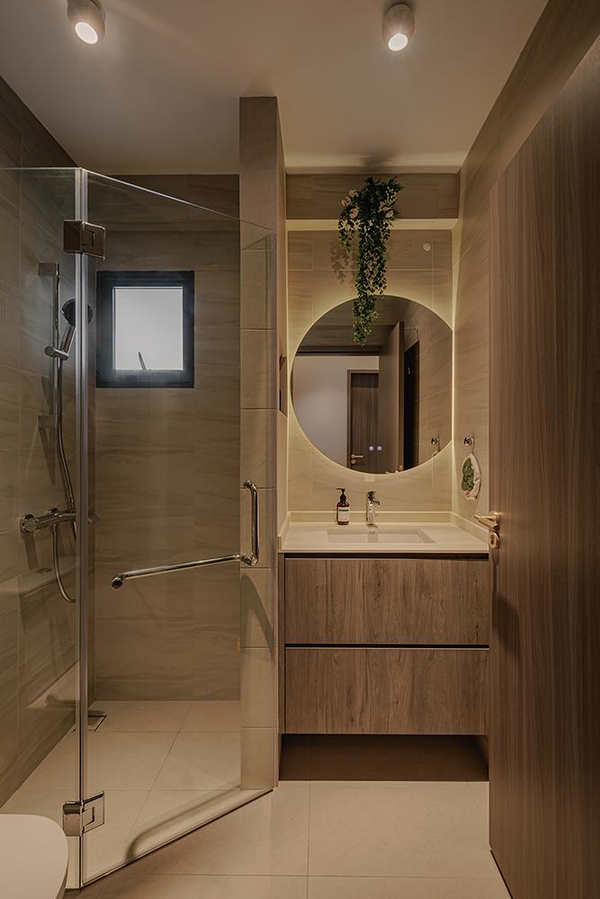 Modern Bathroom with Homogeneous Tiles and Mirror