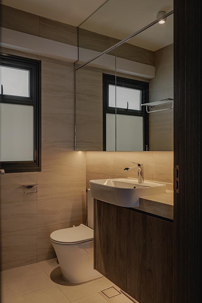 Modern Bathroom with Homogeneous Tiles and Mirror