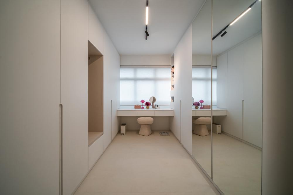 Modern Walk-in Wardrobe with Vinyl Flooring and Mirror