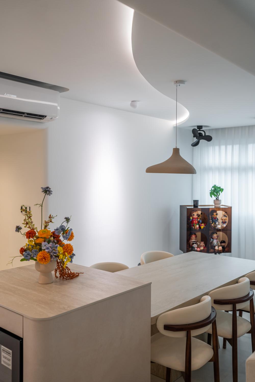 Modern Dining Room with Cove Lighting and Dining Table