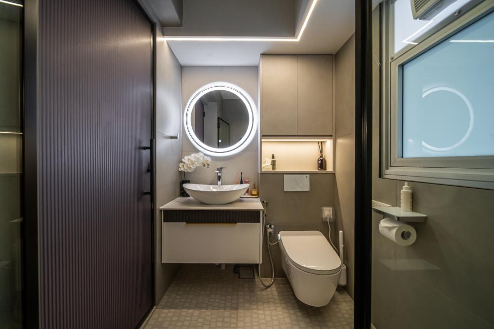 Modern Bathroom with Homogeneous Tiles and Mirror