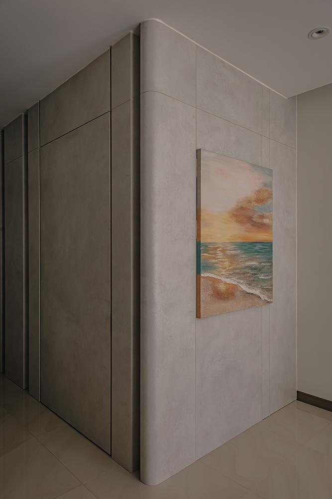 Modern Foyer with Homogeneous Tiles and Feature Wall