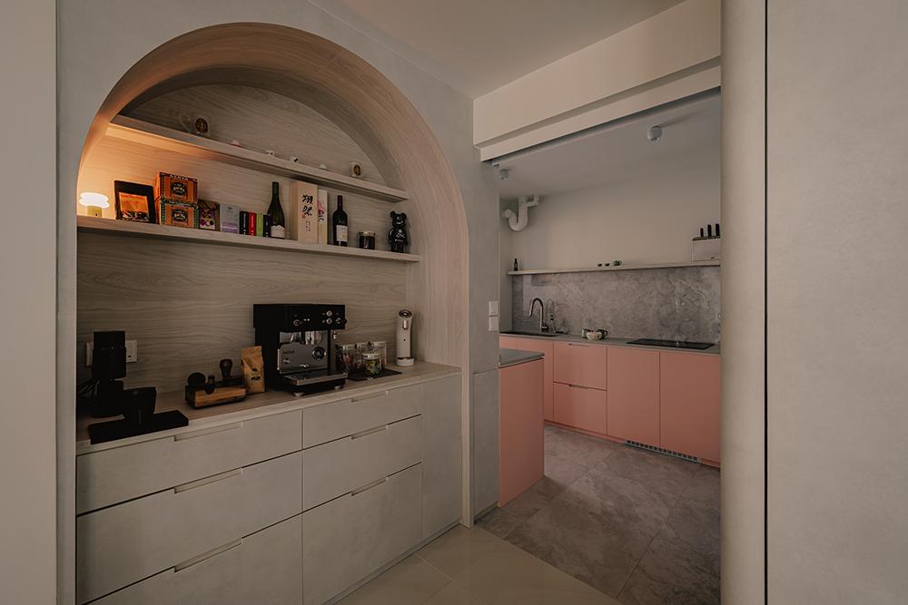Modern Kitchen with Homogeneous Tiles and Open Kitchen