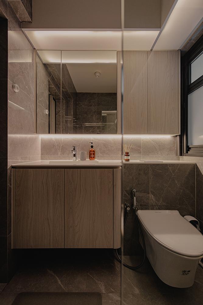 Modern Bathroom with Homogeneous Tiles and Mirror