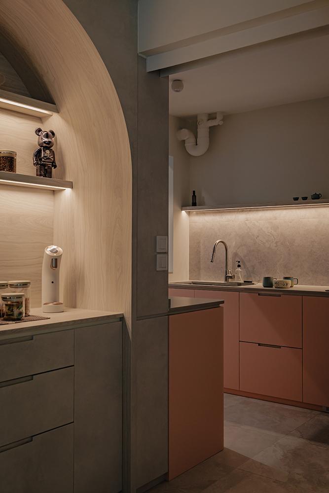 Modern Kitchen with Countertop and Homogeneous Tiles