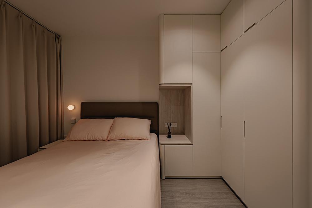 Modern Bedroom with Vinyl Flooring and Wardrobe