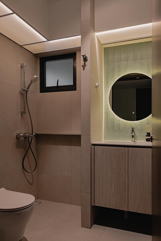 Modern Bathroom with Homogeneous Tiles and Mirror