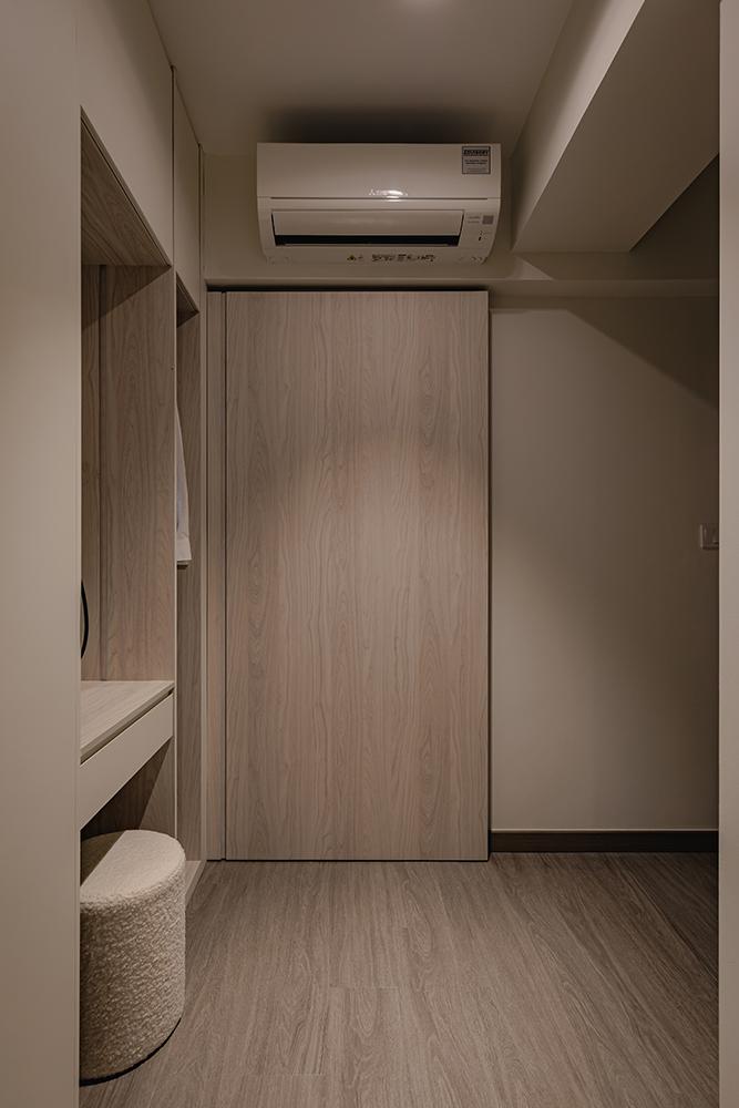 Modern Bathroom with Vinyl Flooring and Wardrobe