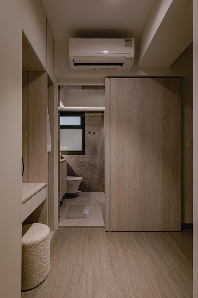 Modern Bathroom with Vinyl Flooring and Homogeneous Tiles