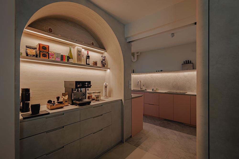 Modern Kitchen with Countertop and Homogeneous Tiles