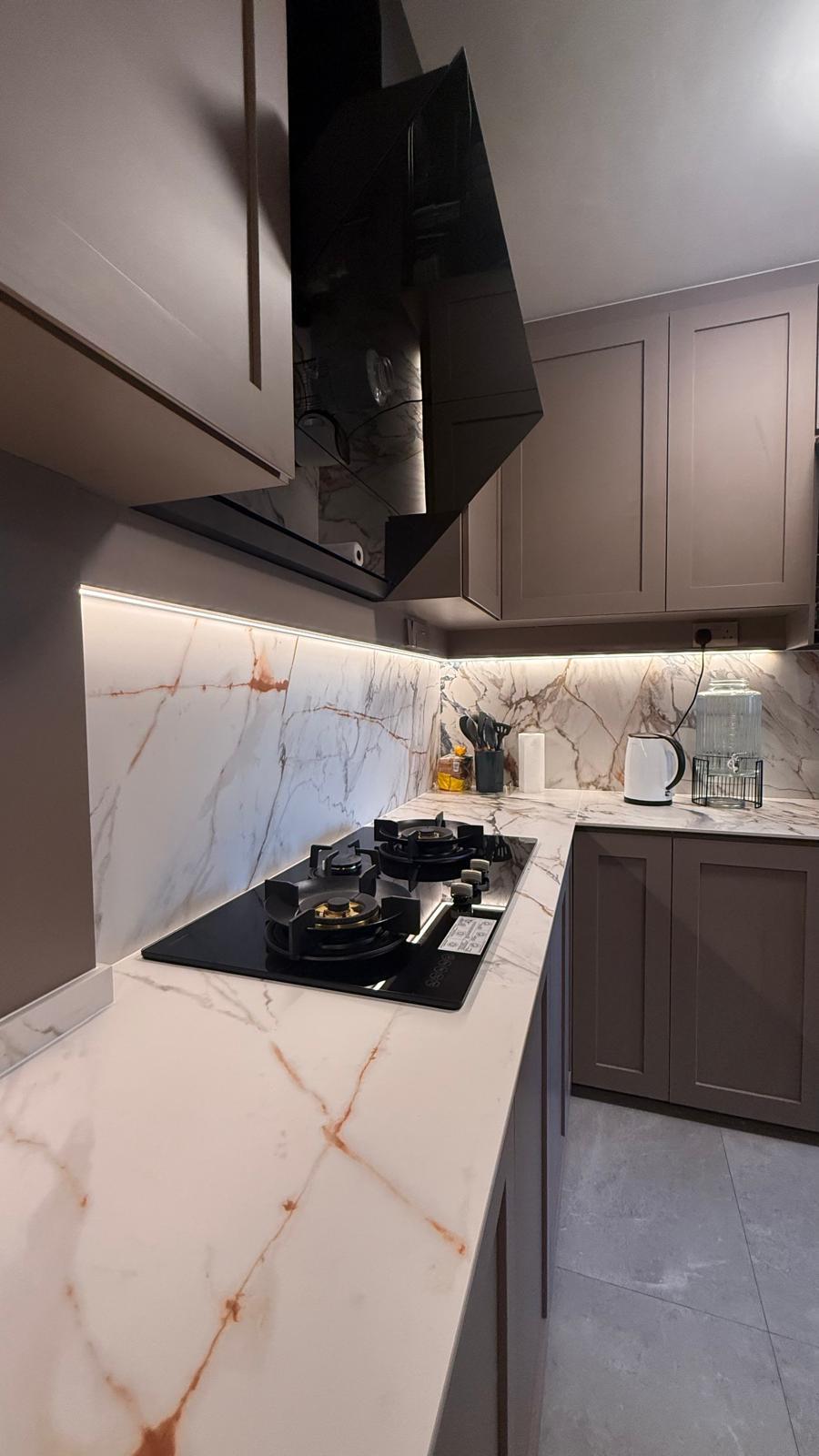 Transitional Kitchen with Countertop and Homogeneous Tiles