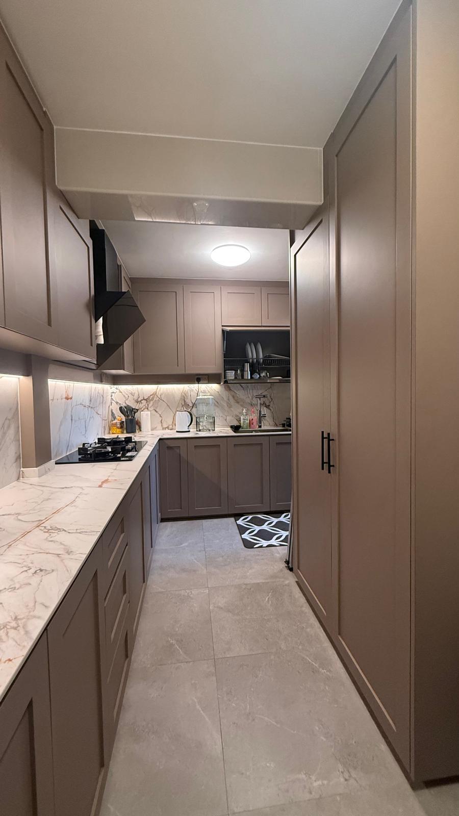 Transitional Kitchen with Countertop and Homogeneous Tiles